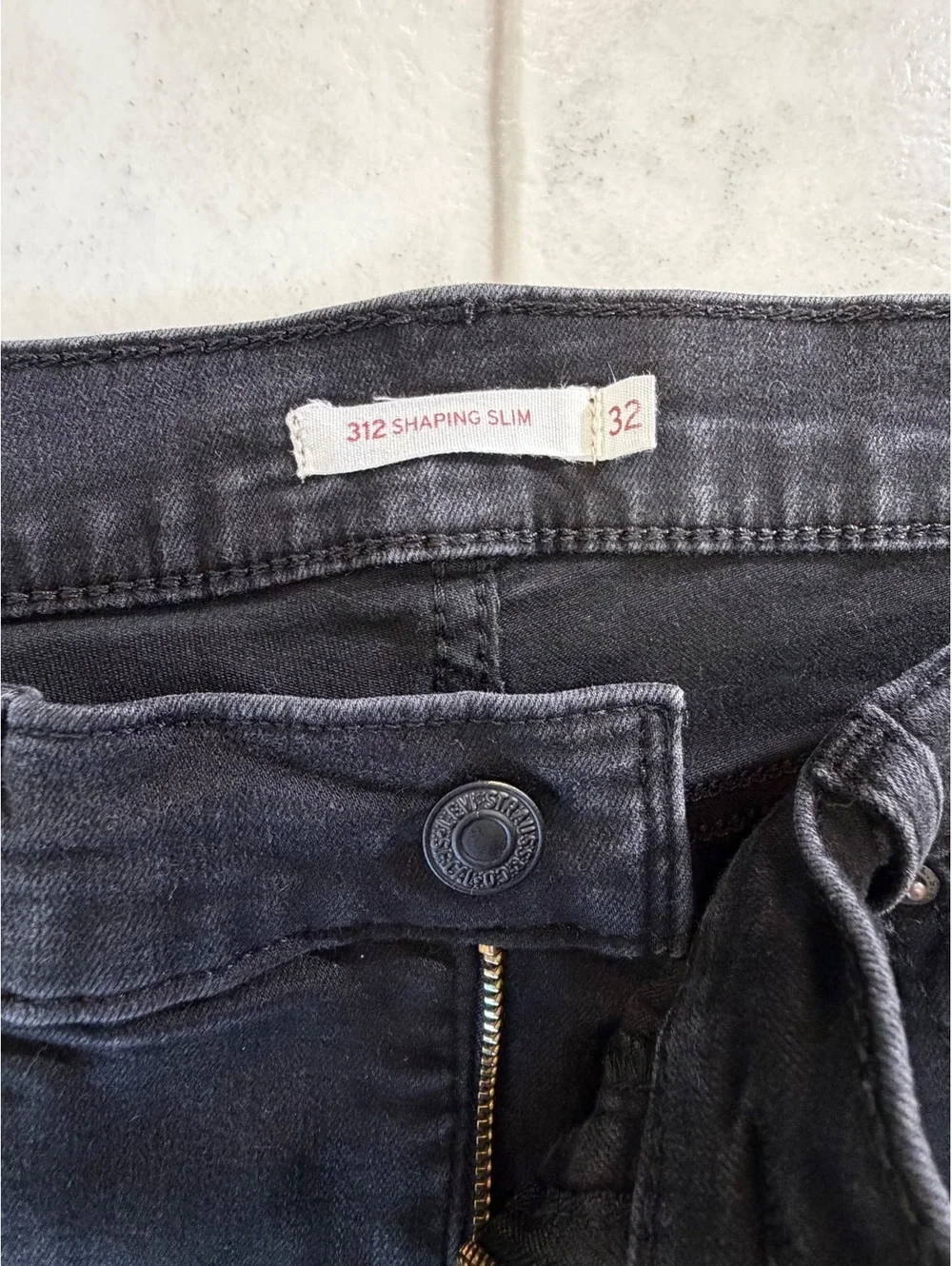 Levi's 312 Shaping Slim Black Jeans Size 32